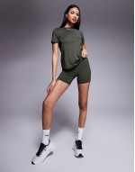 Icon performance set in dark green