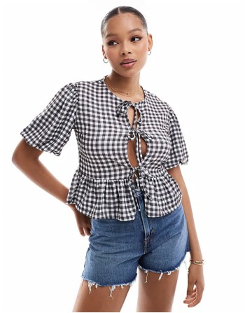textured volume sve tie front top in black gingham