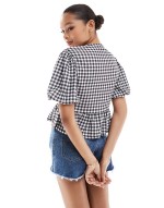 textured volume sve tie front top in black gingham