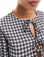 textured volume sve tie front top in black gingham
